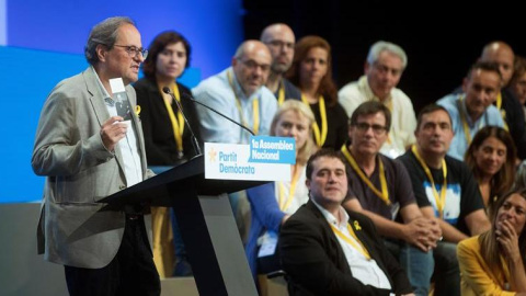 El presidente de la Generalitat de Cataluña, Quim Torra sostiene una foto de Winston Churchill en la jornada de clausura de la primera Asamblea Nacional del PDeCat celebrada este fin de semana en el Palacio de Congresos de Cataluña. EFE/Marta Pérez