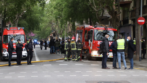 12/04/2022 - Els Bombers de Barcelona al carrer València, on hi ha hagut l'incendi.