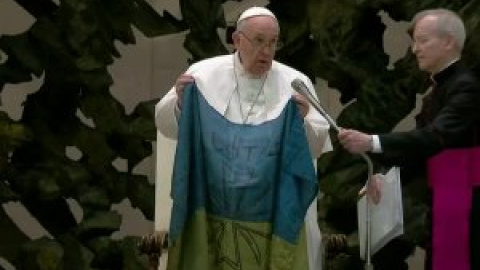 El papa Francisco besa una bandera ucraniana llegada de la guerra