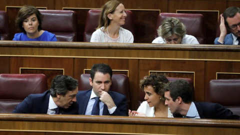 Casado habla en el hemiciclo con su equipo más cercano.- EFE