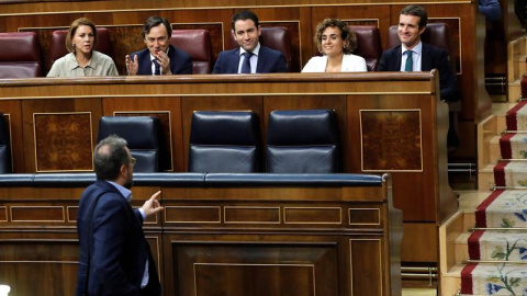 Girauta se acerca a los escalones del Congreso reservados al PP para hablar con Casado.- EFE