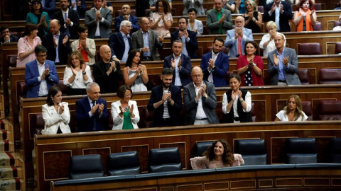 El Grupo Socialista aplaude a la ministra de Hacienda, María Jesús Montero,abajo, tras su su intervención ante el pleno que hoy debate el techo de gasto de 2019 que se eleva a 125.064 millones de euros, un 4,4 % superior al de 2018, y vota los nuevos o