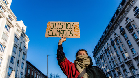 Una mujer sujeta una pancarta durante una manifestación del movimiento ‘Juventud por el Clima’