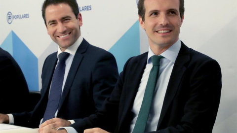 27/07/2018.- El presidente del PP, Pablo Casado (d), junto al nuevo secretario general del partido, Teodoro García Egea (i), durante la reunión del plenario de los grupos del PP en el Congreso y el Senado, que tiene lugar esta tarde en la sede de Génov