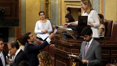 El presidente del Partido Popular Pablo Casado, votando, durante el pleno extraordinario para someter a votación la designación de la periodista Rosa María Mateo como administradora única provisional de RTVE, esta mañana en el Congreso de los Diputad