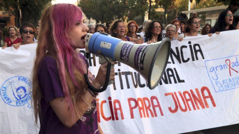 Manifestación en Granada en apoyo de Juana Rivas y las víctimas de violencia de género. / EFE