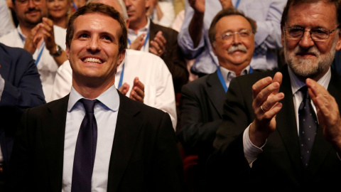 Pablo Casado recibe el aplauso de Mariano Rajoy y de los compromisarios del PP, tras su elección como presidente del partido conservador. REUTERS/Javier Barbancho