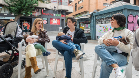 Foto de tres mujeres dando el pecho a sus bebés.