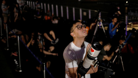 Aficionados a la Astronomía observan la luna de sangre desde Singapore. REUTERS/Edgar Su