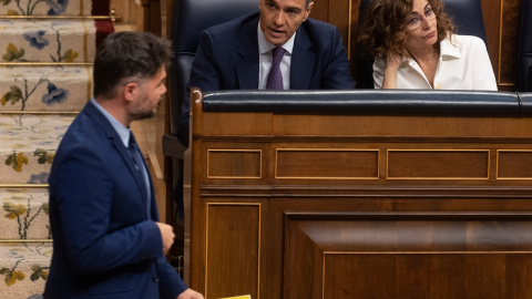 El portavoz de ERC en el Congreso, Gabriel Rufián, pasa delante del presidente del Gobierno, Pedro Sánchez y la vicepresidenta primera y ministra de Hacienda, María Jesús Montero, durante una sesión plenaria, en el Congreso de los Diputados. E.P./Edu