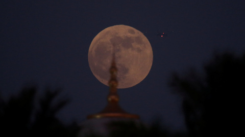 La luna de sangre, detrás de la gran mezquita de Sheikh Zayed en Abu Dhabi, Emiratos Árabes. REUTERS/Christopher Pike