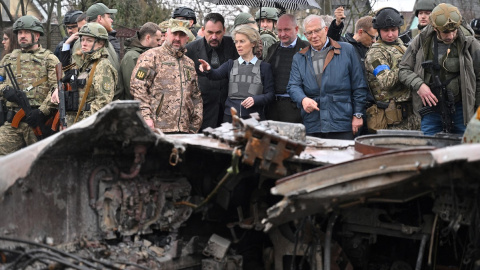 La presidenta de la Comisión Europea, Ursula von der Leyen (centro), y el alto representante de la Unión Europea para Asuntos Exteriores y Política de Seguridad, Josep Borrell, durante su visita a la ciudad de Bucha, al noroeste de Kiev, el 8 de abril 