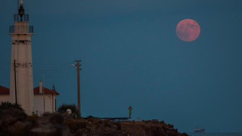 La luna de sangre, desde Canakkale, Turquía. EFE/EPA/Tolga Bozoglu