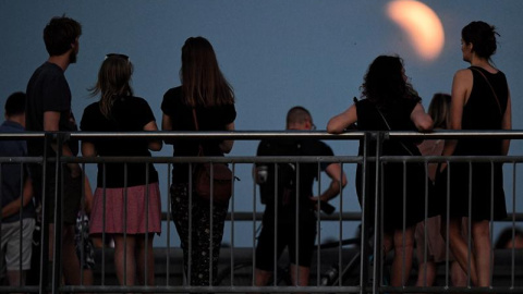 Un grupo de personas observan la luna de sangre en Varsovia, Polonia. EFE/EPA/Radek Pietruszka