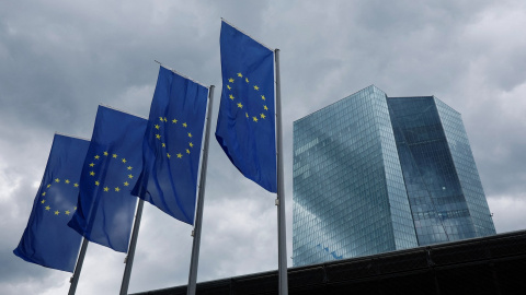 Banderas de la UE delante del rascacielos donde tiene su sede el BCE en Fráncfort. REUTERS/Wolfgang Rattay