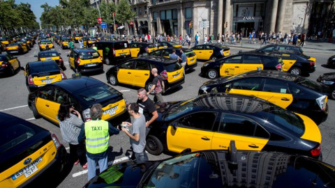 27/07/2018.- Los taxistas de Barcelona colapsan el centro de la ciudad, donde una marcha lenta ocupa la Gran Vía desde la entrada por la plaza de Cerdà hasta la de Tetuán. El sector del taxi ha vuelto a llamar a movilizarse este viernes tras conocer el