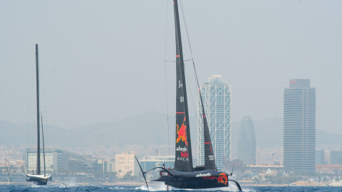 Un modelo de Veleros AC75 durante la primera jornada de la última regata preliminar de la Copa América, en el Port de Barcelona.