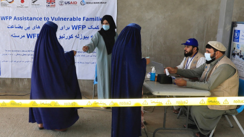 Varias mujeres afganas, en un punto de distrribución de alimentos del World Food Program (WFP) de la ONU, en Kabul. REUTERS/Sayed Hassib