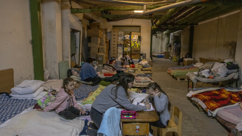 Madres y niños se refugian en el sótano del Hospital Infantil Ohmadyt en Kiev (Kiev), Ucrania, este 1 de marzo durante los bombardeos rusos sobre la capital.