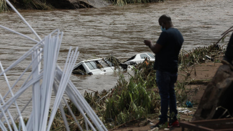 Dos automóviles se sumergen en las aguas de la inundación cerca de Durban, Sudáfrica, el 12 de abril de 2022.