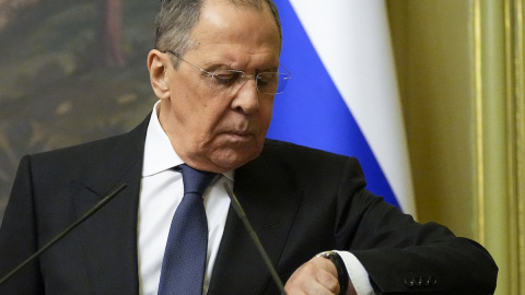 El ministro de Relaciones Exteriores de Rusia, Sergei Lavrov, mira su reloj durante una conferencia de prensa en Moscú, el 8 de abril de 2022.