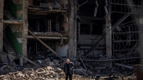 15/04/2022 Un hombre camina cerca de un edificio cuya fachada ha sido destruida en el completo militar-industrial de Vizar, en la ciudad de Vyshneve