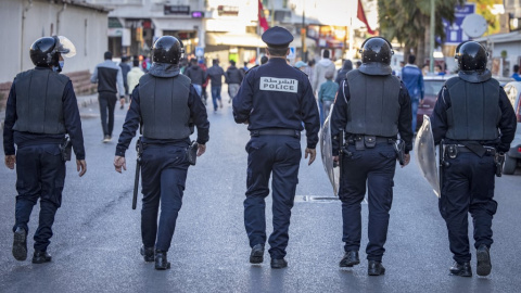 Las fuerzas de seguridad marroquíes se despliegan para dispersar una manifestación en la ciudad de Rabat el 7 de noviembre de 2021