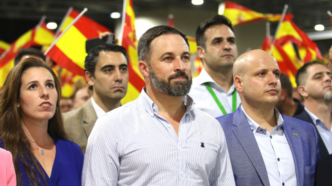 17/10/2019.- cto público de Vox. En la imagen, el presidente de Vox, Santiago Abascal (c), junto a la candidata de Vox al Congreso, Rocío de Meer (i); y el diputado de Vox, Rodrigo Alonso. En Aguadulce (Almería, España), a 17 de octubre de 2019.