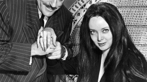 John Astin y Carolyn Jones como Gomez and Morticia Addams, de 'La Familia Addams'