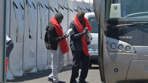 Migrantes atendidos por la Cruz Roja a su llegada en un cayuco al puerto de La Restinga en la isla de El Hierro. EFE/ Gelmert Finol