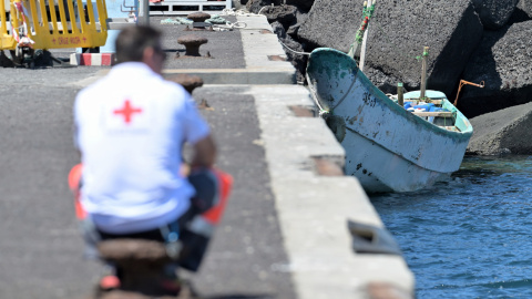 Imagen del  cayuco con medio inmigrantes que ha  arribado este fin de semana por sus propios medios al puerto de La Restinga en la isla de El Hierro. EFE/ Gelmert Finol