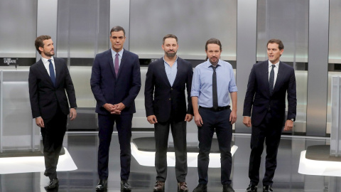 Los candidatos a la presidencia del Gobierno (i-d) Pablo Casado, Pedro Sánchez, Santiago Abascal, Pablo Iglesias y Albert Rivera, momentos antes de comenzar el debate electoral celebrado el pasado lunes. EFE/Juan Carlos Hidalgo