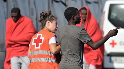 Un migrante llegado en cayuco es atendido por los servicios sanitarios en el puerto de La Restinga, en El Hierro. Europa Press Canarias