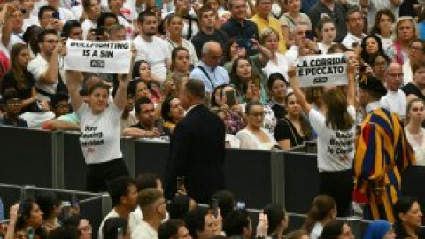 Defensoras de los animales interrumpen la audiencia semanal del Papa: "Las corridas de toros son pecado"