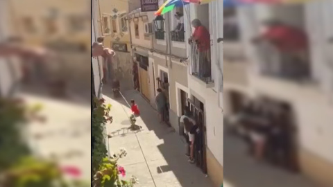 Momento en el que arrastran a un toro con una soga en un encierro en el pueblo de Liétar, Albacete.