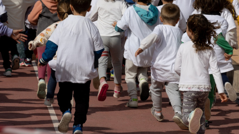 Foto de archivo de un grupo de niños en su primer día de colegio tras las vacaciones, en Leganés, Madrid.