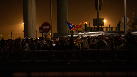 Manifestants a l'aeroport del Prat el passat 14 d'octubre, en la primera acció del Tsunami Democràtic. EUROPA PRESS / DAVID ZORRAKINO