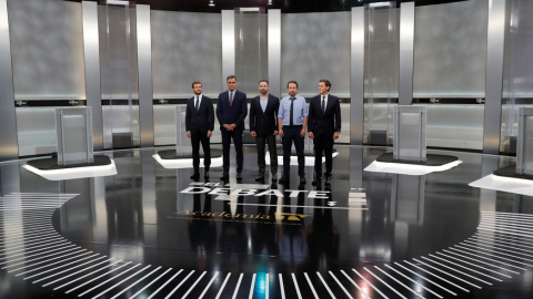 Los candidatos a la presidencia del Gobierno, (i-d) Pablo Casado, Pedro Sánchez, Santiago Abascal, Pablo Iglesias y Albert Rivera, momentos antes de comenzar el debate para las elecciones del 10-N. REUTERS/Susana Vera