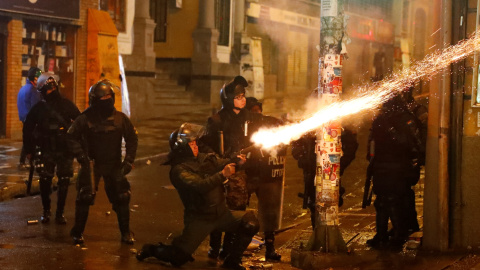 07/11/2019 -. La policía dispara un arma durante los enfrentamientos entre los manifestantes contra el presidente de Bolivia, Evo Morales, y los partidarios del gobierno./ REUTERS (Kai Pfaffenbach)