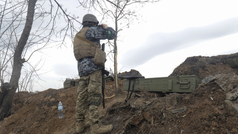 Un soldado ucraniano en una posición entre las regiones de Luhansk y Donetsk. EFE/EPA/STR