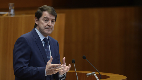 El presidente en funciones de la Junta de Castilla y León, Alfonso Fernández Mañueco, del PP, durante el debate de investidura del que saldrá el primer gobierno regional gobernado por su partido y Vox.