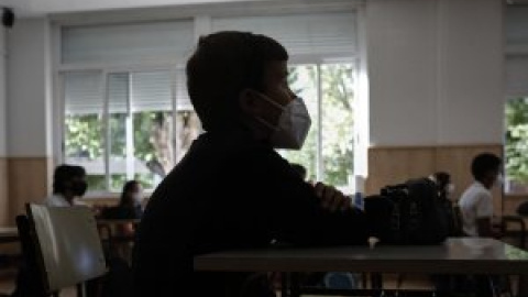 La retirada de la mascarilla enfrenta a docentes, centros y familias