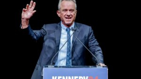 Robert F. Kennedy Jr. suspende su campaña a la presidencia y apoya a Trump