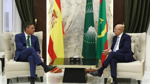 El presidente del Gobierno, Pedro Sánchez (i), y el presidente de Mauritania, Mohamed Uld Ghazuani (d), durante una reunión en el palacio presidencial, a 27 de agosto de 2024, en Nuakchot (Mauritania).