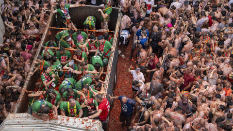 28/08/2024 Decenas de personas durante la Tomatina de Buñol 2024, a 28 de agosto de 2024, en Buñol, València.