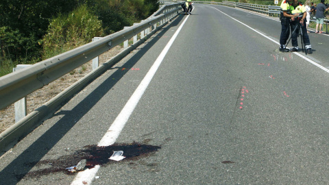 Restos del atropello mortal de dos ciclistas en Tarragona. EFE