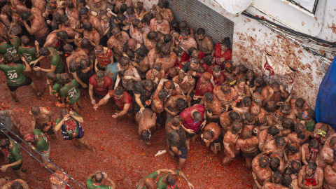 28/08/2024 Cientos de personas durante la Tomatina de Buñol 2024, a 28 de agosto de 2024.