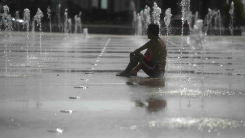 Un hombre se refresca en una fuente de Córdoba debido a las altas temperatura. EFE/Rafa Alcaide