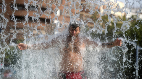 Un hombre se refresca en una fuente pública de Córdoba, una de las ciudades más afectadas por esta fuerte ola de calor que está dejando temperaturas récords tanto en España como en gran parte de Europa. EFE/Rafa Alcaide