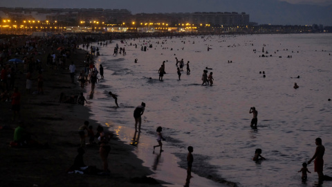 Las playas de Valencia siguen llenas de bañistas, pese haber caído el sol. REUTERS/Heino Kalis